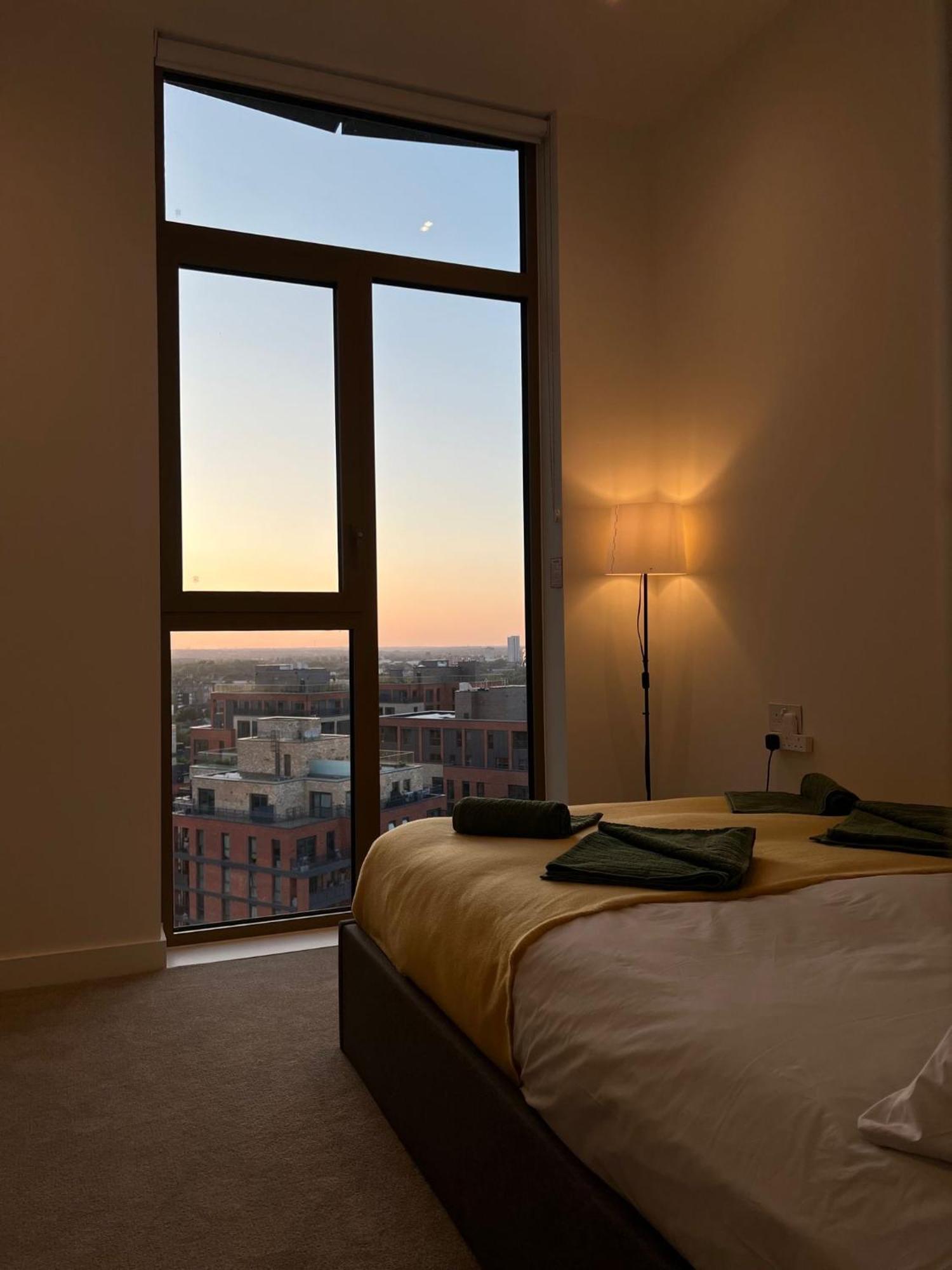 Cozy Room With Private Bathroom In Luxurious Flat Лондон Екстериор снимка